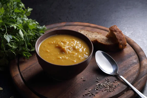 Тыква, морковь, чечевичный суп и кусок хлеба — стоковое фото