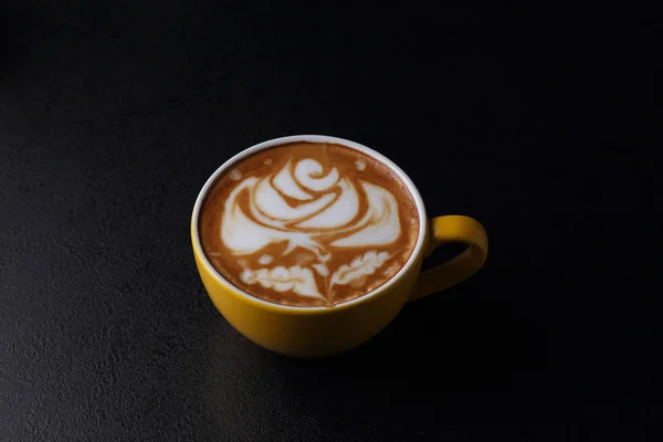 Tazza di cappuccino su sfondo scuro — Foto Stock