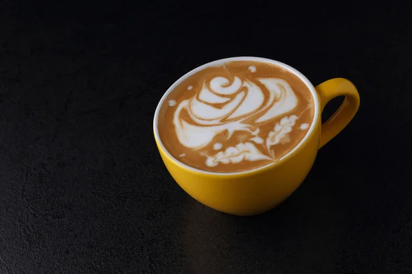 Kopp cappuccino på mörk bakgrund — Stockfoto