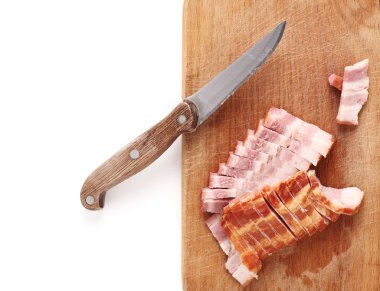 Pastırma ve üzerinde beyaz izole kesme tahtası üzerinde bıçak