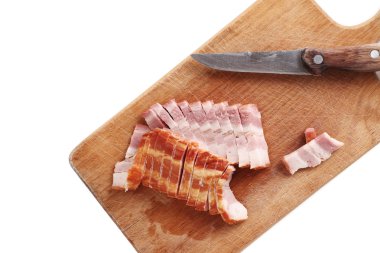 Pastırma ve üzerinde beyaz izole kesme tahtası üzerinde bıçak