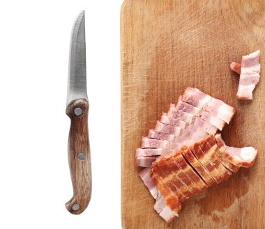 Pastırma kesme tahtası ve bıçak. Beyaz izole