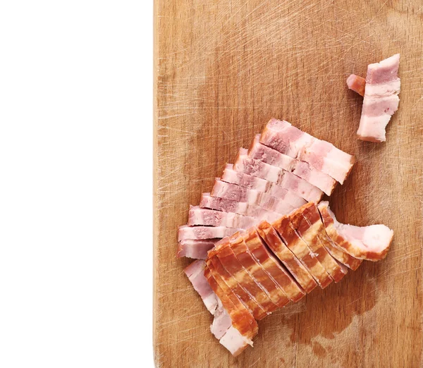 Bacon na tábua de corte isolado em branco. Vista superior — Fotografia de Stock