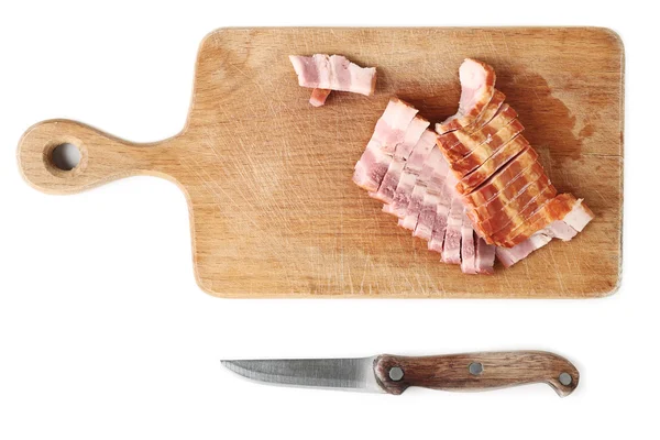 Bacon e a faca na tábua de corte isolada em branco — Fotografia de Stock