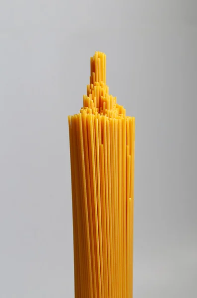 Un montón de pasta de espaguetis. Fondo gris — Foto de Stock