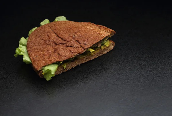 蔬菜和奶酪三明治。黑暗的背景 — 图库照片