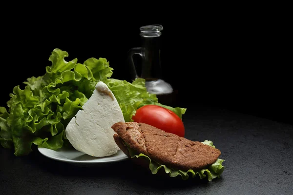 Vegetable and cheese sandwich. Tomato, salad leaves and olive oil — Stock Photo, Image