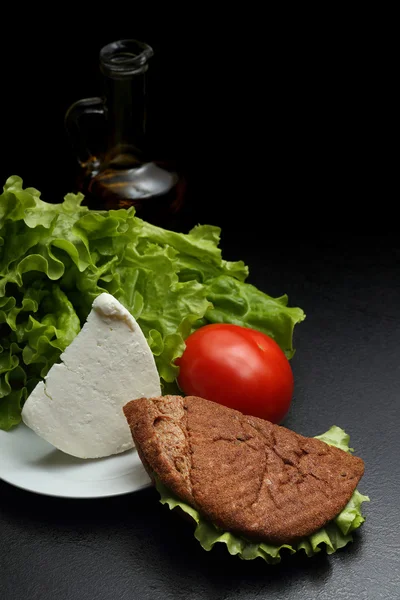 Sanduíche de legumes e queijo. Tomate, folhas de salada e azeite — Fotografia de Stock