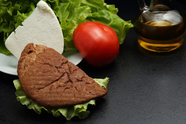 Vegetable and cheese sandwich. Tomato, salad leaves and olive oil — Stock Photo, Image