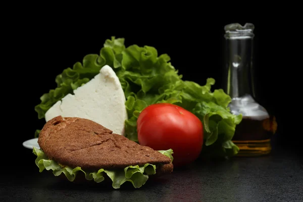 Sanduíche de legumes e queijo. Tomate, folhas de salada e azeite — Fotografia de Stock