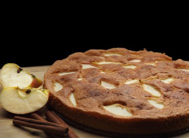 Ahşap tahta üzerinde Apple sünger kek. Siyah arka plan