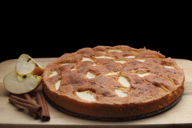 Ahşap tahta üzerinde Apple sünger kek. Siyah arka plan