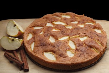 Ahşap tahta üzerinde Apple sünger kek. Siyah arka plan