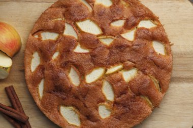 Ahşap tahta üzerinde Apple sünger kek. Üstten Görünüm