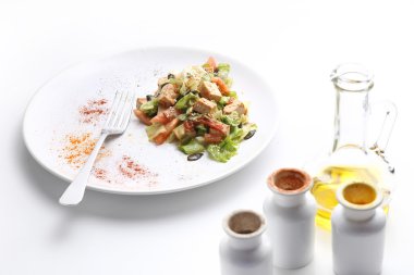 Soya peyniri ve sebze salatası. Zeytinyağı ve baharat. Beyaz arka plan