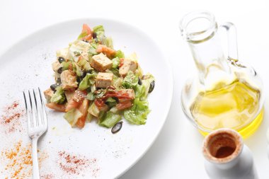 Soya peyniri ve sebze salatası. Zeytinyağı ve baharat. Beyaz arka plan