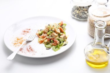 Soya peyniri ve sebze salatası. Zeytinyağı, baharat, kabak ve susam