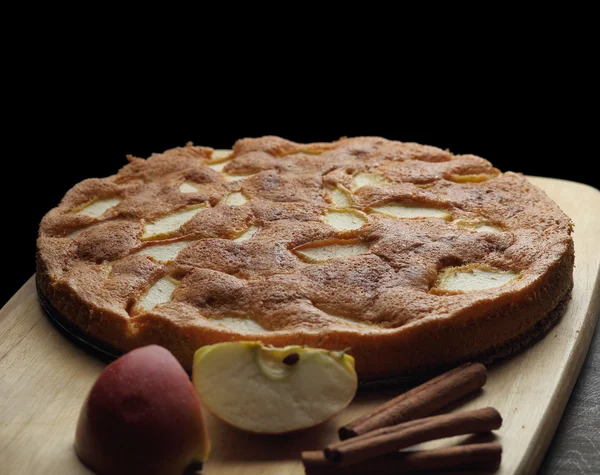 Pastel de esponja de manzana en el tablero de madera —  Fotos de Stock