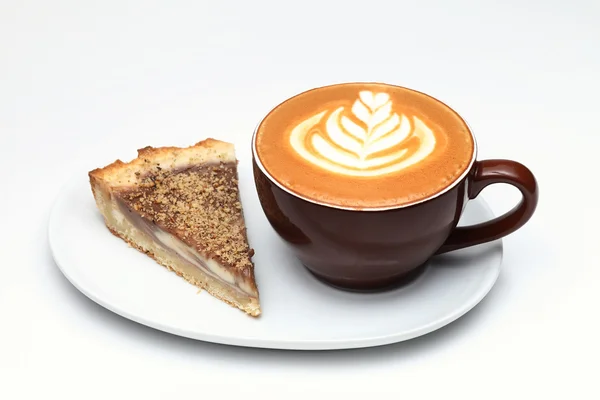 Une tasse de cappuccino et un morceau de gâteau. Latte art. Isolé sur fond blanc — Photo