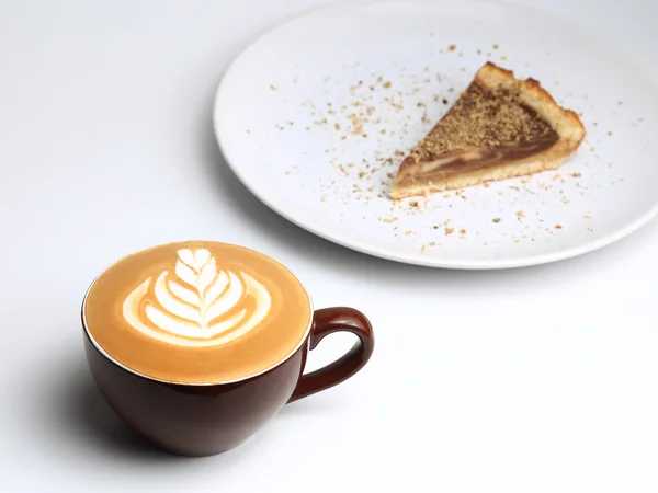 Kopje cappuccino en een fluitje van een cent. Latte art. Geïsoleerd op witte achtergrond — Stockfoto