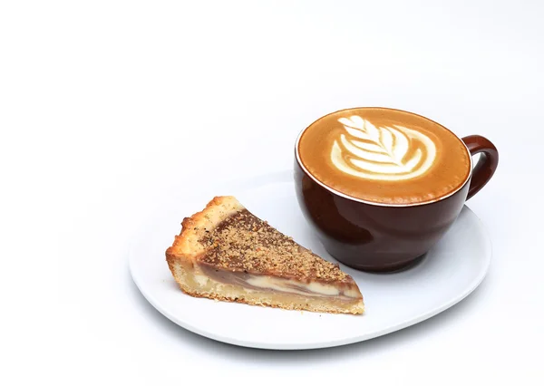 Kopje cappuccino en een fluitje van een cent. Latte art. Geïsoleerd op witte achtergrond — Stockfoto