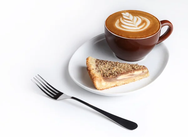 Une tasse de cappuccino et un morceau de gâteau. Latte art — Photo