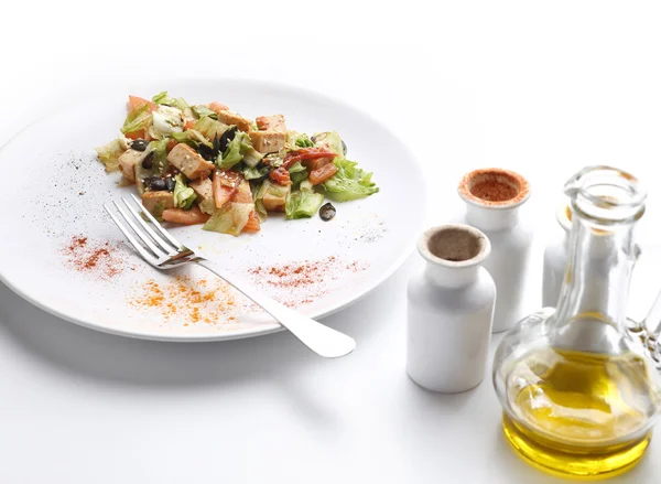 Salade de tofu et légumes. Huile d'olive et épices. Fond blanc — Photo