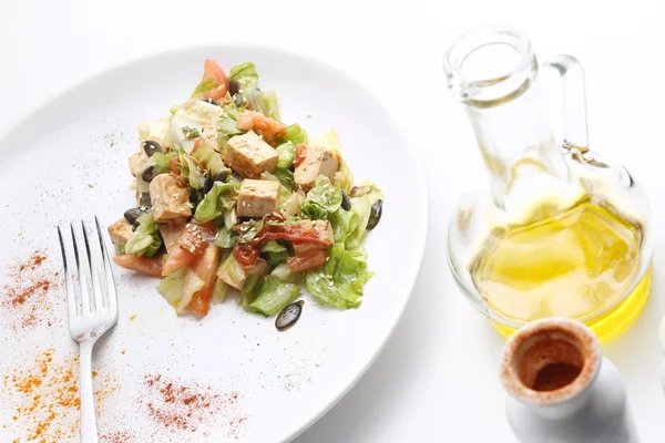 豆腐和蔬菜沙拉。橄榄油和香料。白色背景 — 图库照片