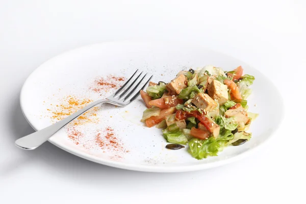 Ensalada de tofu y verduras. Fondo blanco — Foto de Stock