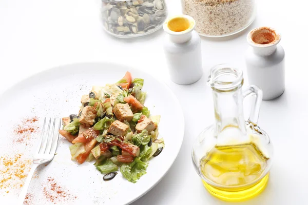 Tofu e salada de legumes. Azeite, especiarias, abóbora e gergelim — Fotografia de Stock