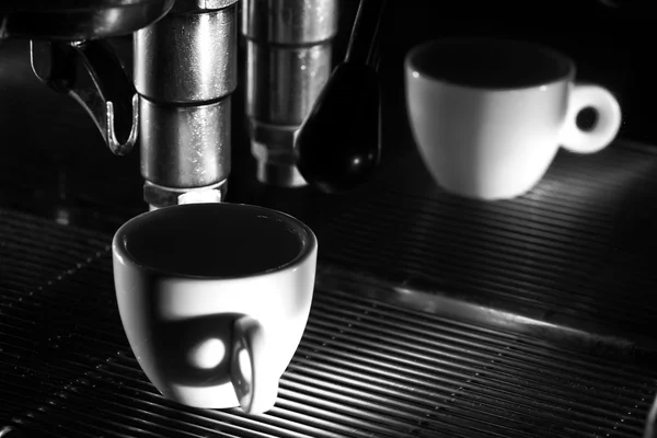Еспресо-машина заварює каву. Чорно-біле фото — стокове фото