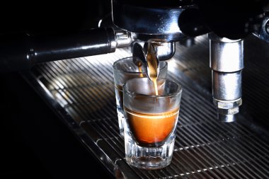 Bira bir kahve espresso makinesi. İki atış gözlük içine dökme kahve. Geleneksel İtalyan içki closeup kopya alanı ile.