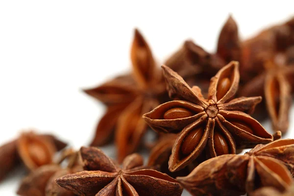 Beyaz arkaplanda izole edilmiş yıldız anason tohumları