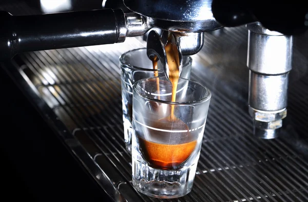 Espressomaskin brygga en kopp kaffe — Stockfoto