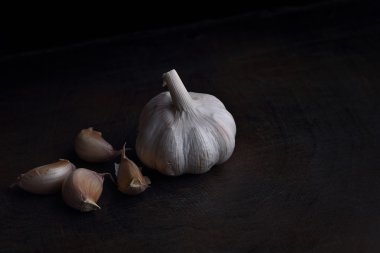 Siyah masada diş sarımsak. Üstten Görünüm portre kopya alanı, closeup ile
