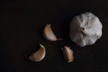 Siyah masada diş sarımsak. Üstten Görünüm portre kopya alanı, closeup ile