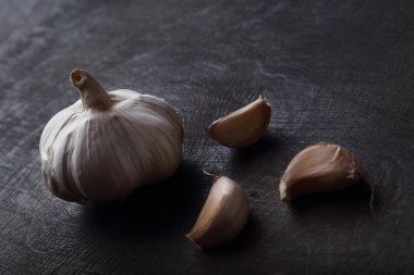 Siyah masada diş sarımsak. Üstten Görünüm portre kopya alanı, closeup ile