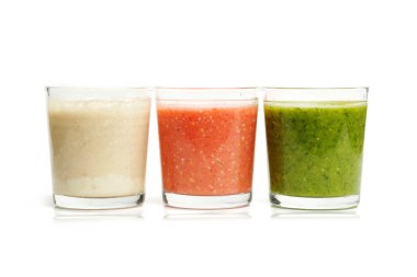 Otlar, gözlüklü beyaz izole çilek ve muz smoothie