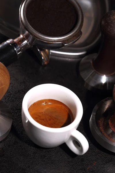 Porzellan weiße Tasse Kaffee und Portafilter einer Espressomaschine — Stockfoto
