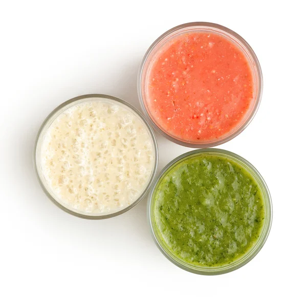 Otlar, gözlüklü beyaz izole çilek ve muz smoothie