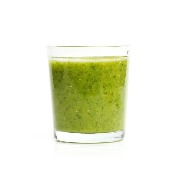 Ispanak, otlar, nane, kivi ve muz yüzlü beyaz izole ile cam