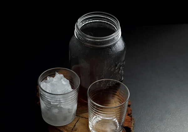 Filtrar el café en vasos de frío y calor sobre una tabla de madera sobre fondo oscuro con espacio para copiar . — Foto de Stock