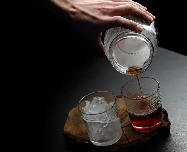 Filterkaffee in Gläsern mit heißem und kaltem Wasser auf einem Holzbrett auf dunklem Hintergrund mit Kopierraum. — Stockfoto