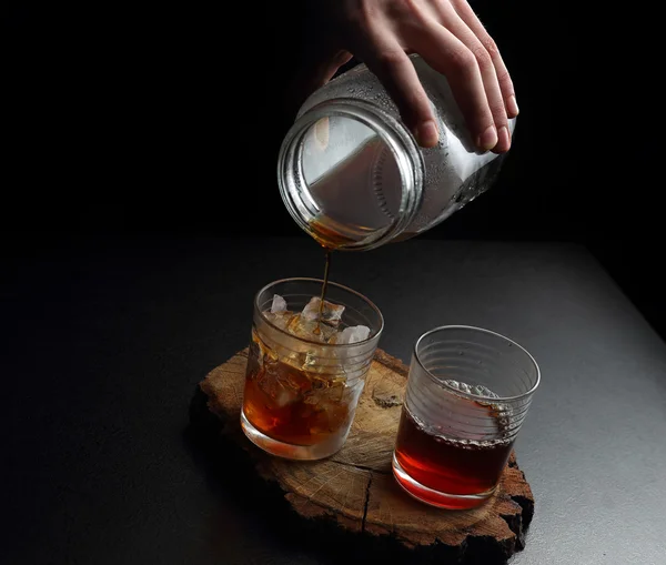 Filtrar café em copos de quente e frio em uma placa de madeira no fundo escuro com espaço de cópia . — Fotografia de Stock