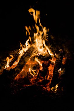 Geceleri bahçede şenlik ateşi