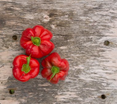 Ahşap bir masa üzerinde kırmızı pul biber