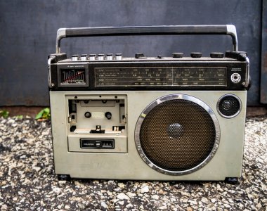 Eski model radyo.