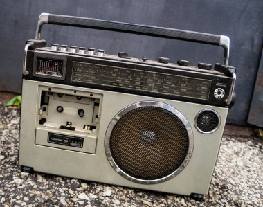 Eski model radyo.