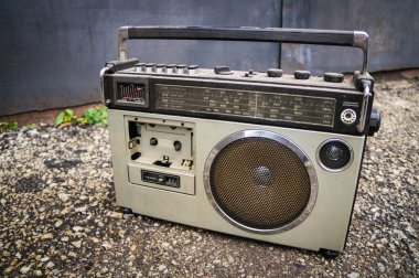 Eski model radyo.