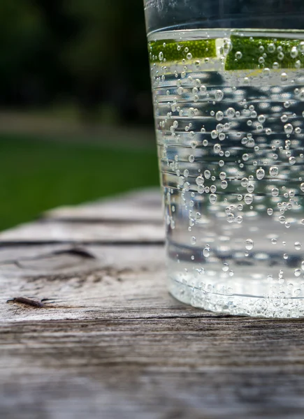 Water met kalk in een plastic beker Rechtenvrije Stockfoto's